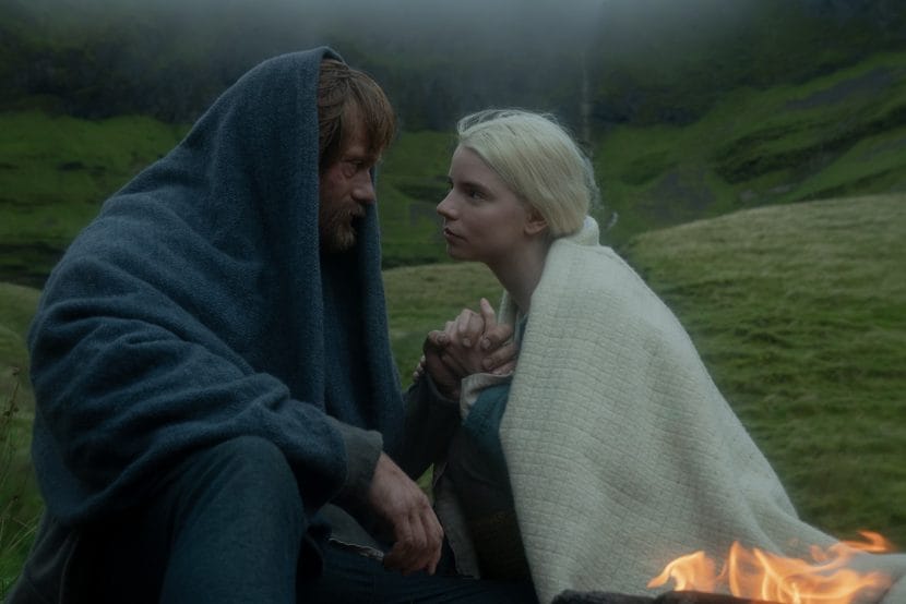 Alexander Skarsgård e Anya Tailor-Joy in The Northman.