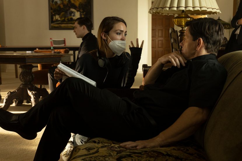 La regista Rosalind Ross e l'attore Mark Wahlberg sul set di Father Stu.