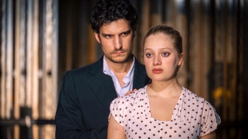 Louis Garrel e Nadia Tereszkiewicz in Les Amandiers.