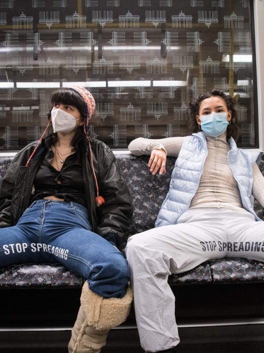 Manspreading: cos’è e perché gli uomini occupano più spazio