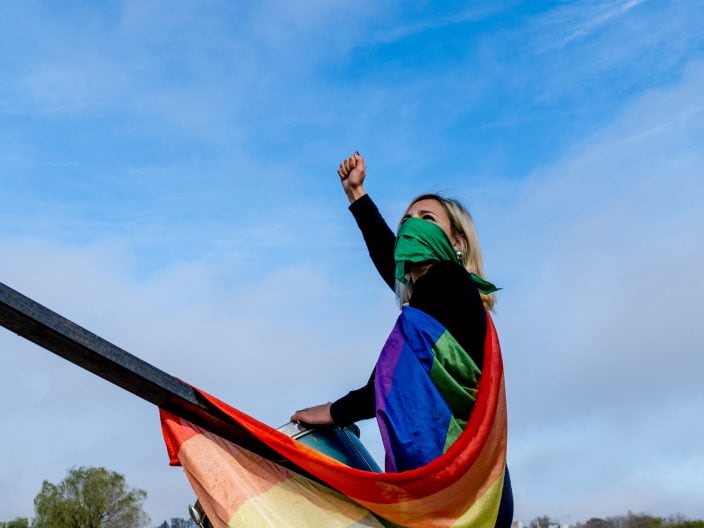 donna-in-palle-ad-un-uomo-sventola-bandiera-arcobaleno