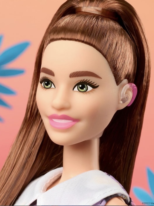 Mattel sempre più inclusiva: arriva la Barbie con apparecchio acustico