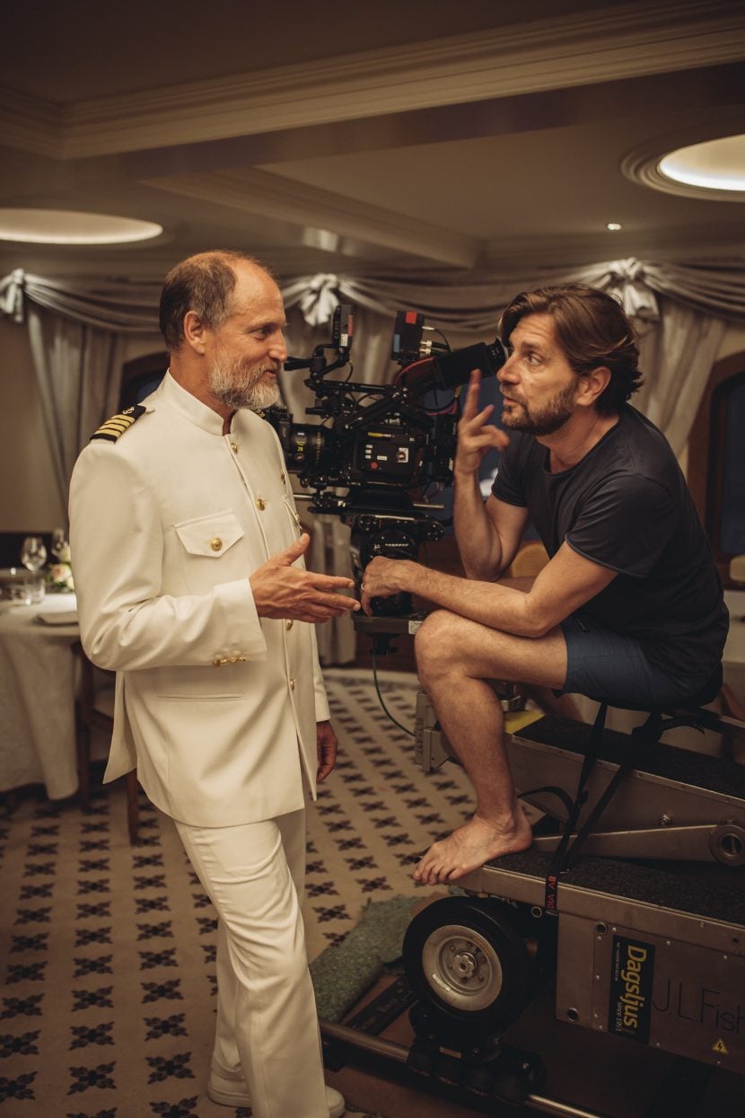 Woody Harrelson e Ruben Östlund sul set di Triangle of Sadness.