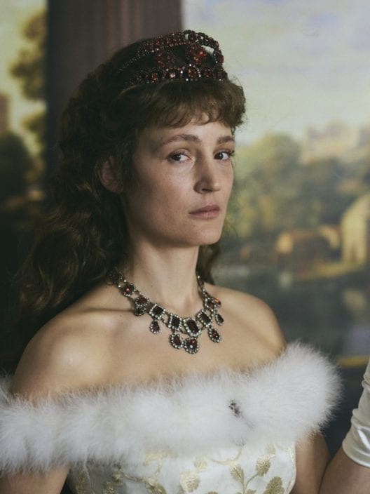 Corsage: Il corsetto come simbolo di libertà della principessa Sissi in un film a Cannes 2022