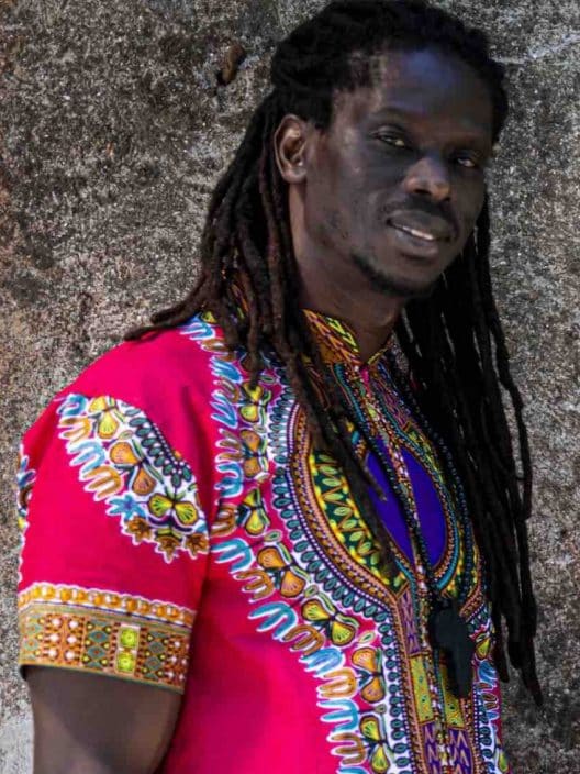 “La musica è l’unico linguaggio che unisce i popoli”: Intervista esclusiva al musicista e attore Ismaila Mbaye