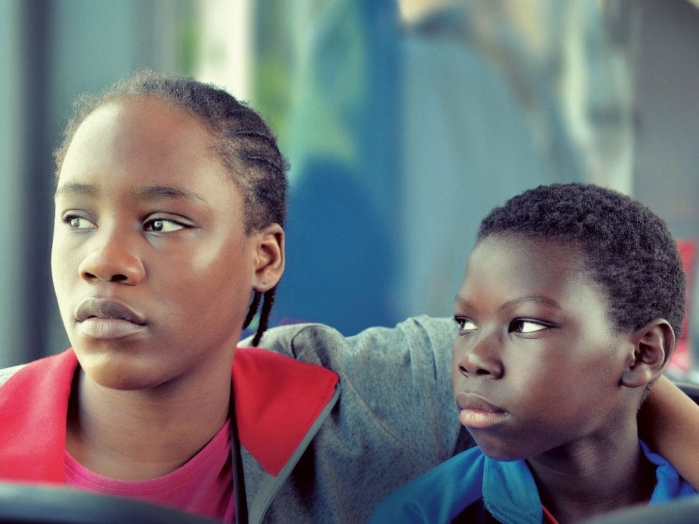 Pablo Schils e Joely Mbundu, protagonisti del film Tori e Lokita.