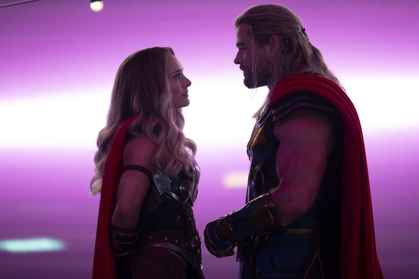 Natalie Portman e Chris Hemsworth in Thor: Love and Thunder.