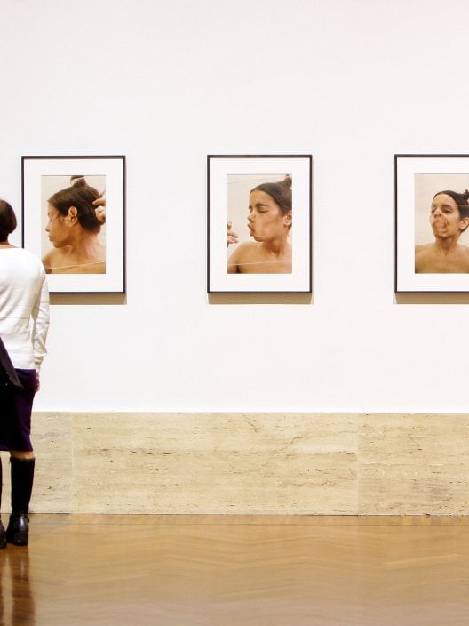 Chi era Ana Mendieta, l’artista che metteva il corpo femminile al centro della ricerca