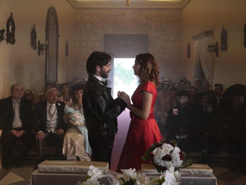 Eduardo Noriega e Sarah Felberbaum in Sposa in rosso.