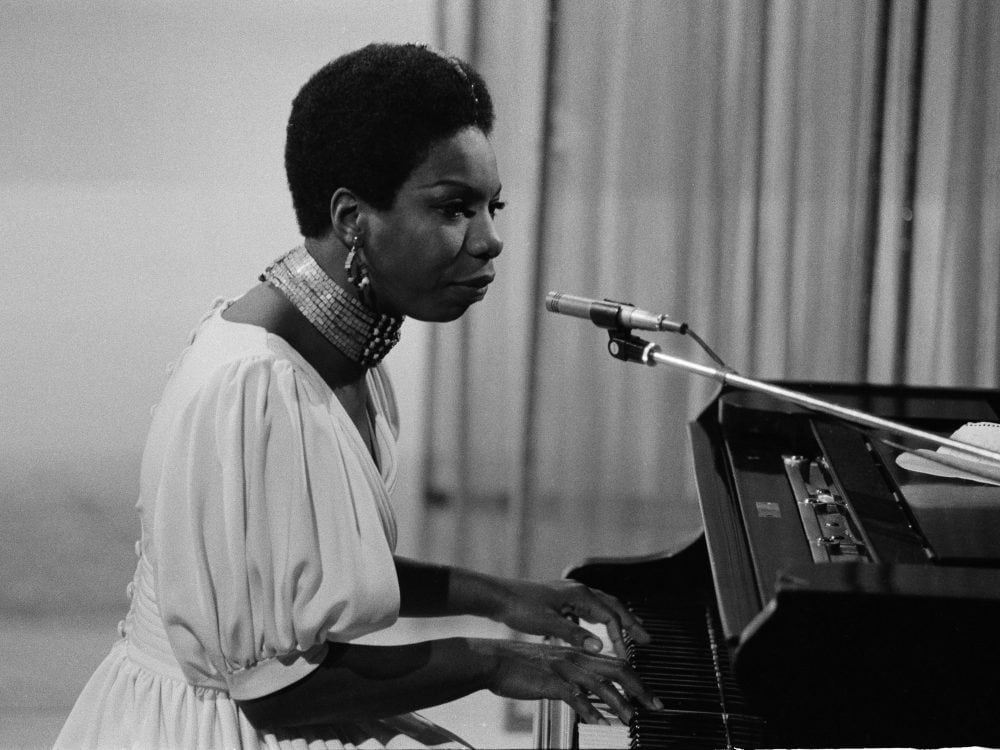 La cantautrice Nina Simone indossa gli hoops durante un'esibizione a Londra, l'8 dicembre del 1968