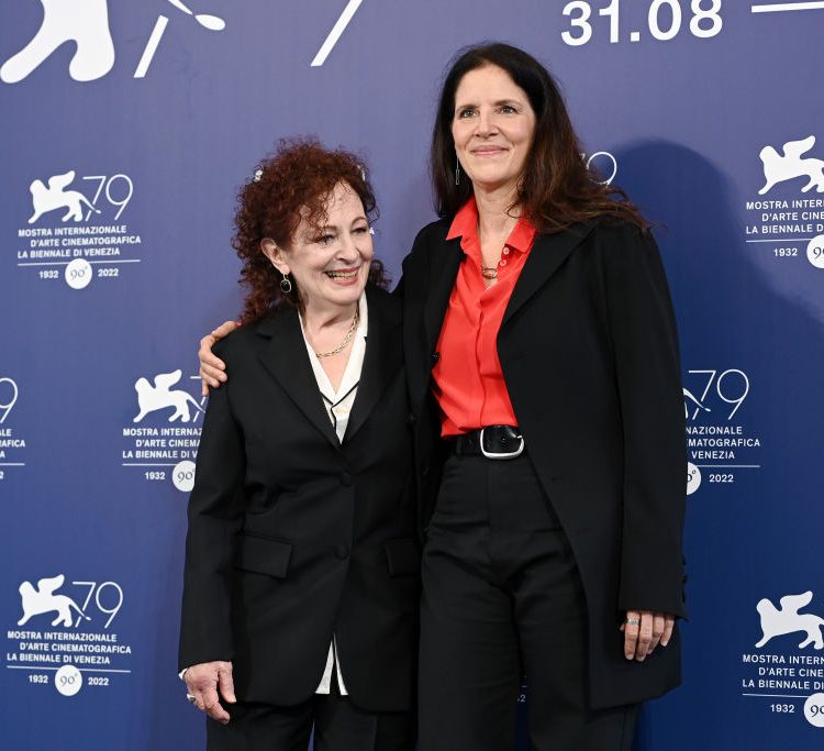  Nan Goldin insieme alla registra Laura Poitras durante la Biennale di Venezia.