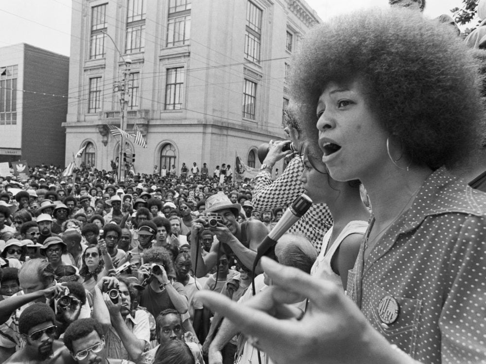 L'attivista Angela Davis con gli iconici orecchini a cerchio durante un discorso in North Carolina, 