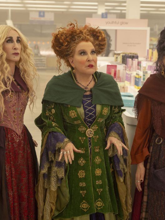 Hocus Pocus 2: Il film riporta in vita le sorelle Sanderson, tre streghe del Seicento, e i loro sortilegi