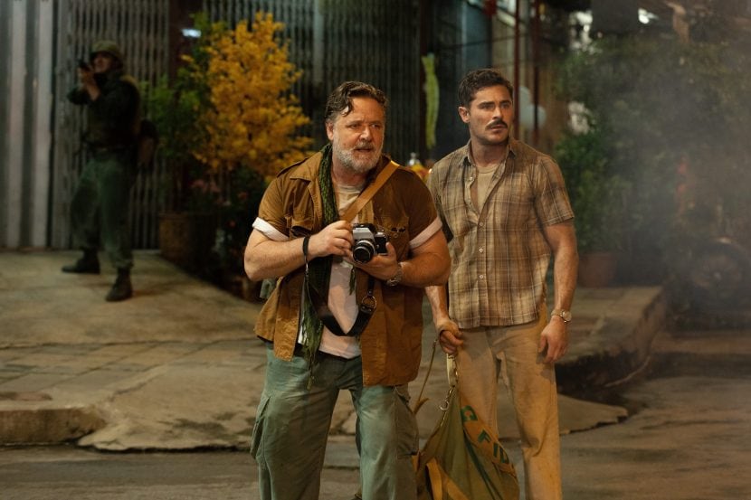 Russell Crowe e Zac Efron in una scena del film Una birra al fronte.