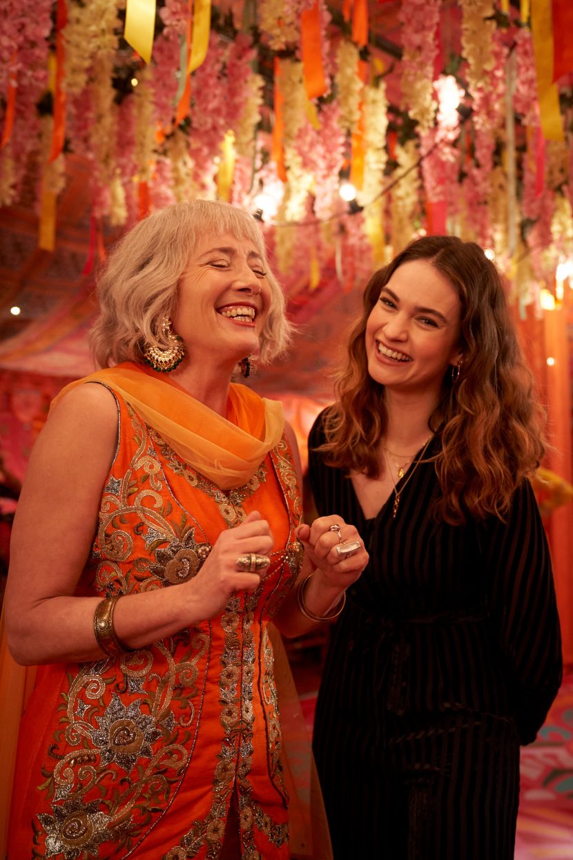 Lily James ed Emma Thompson nel film What's Love Got to Do with It?.