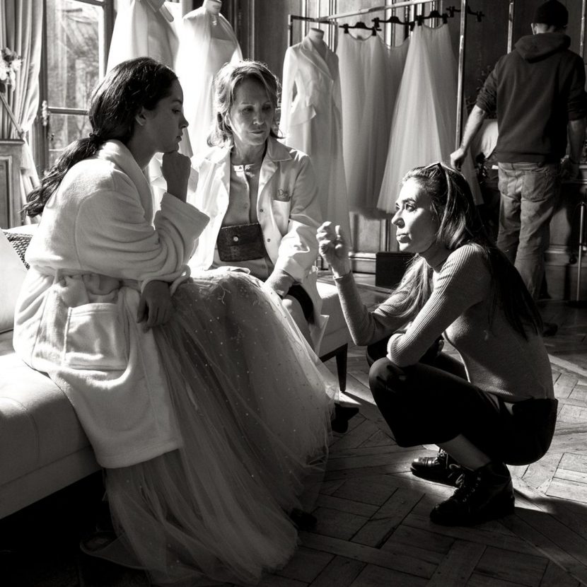 La regista Sylvie Ohayon con le attrici Nathalie Baye e Lyna Khoudri sul set di Alta moda.