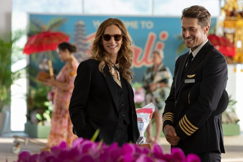 Julia Roberts e Lucas Bravo in Ticket to Paradise.