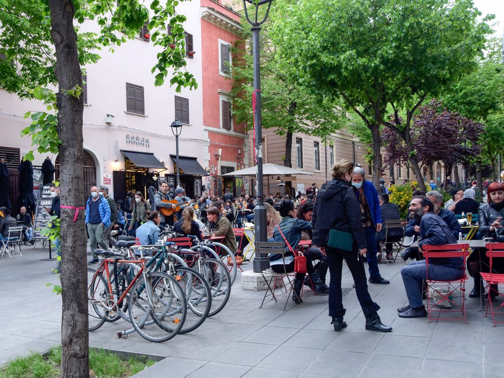 La libreria Tuba si trova in via del Pigneto, in un'area pedonale molto frequentata a Roma.