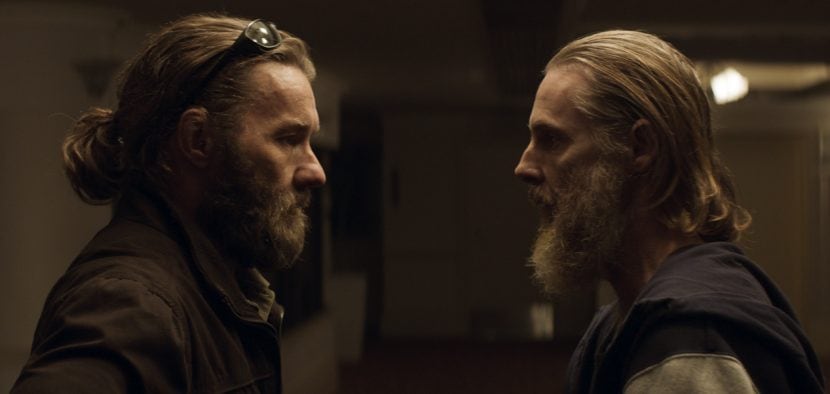 Joel Edgerton e Sean Harris nel film Netflix The Stranger.