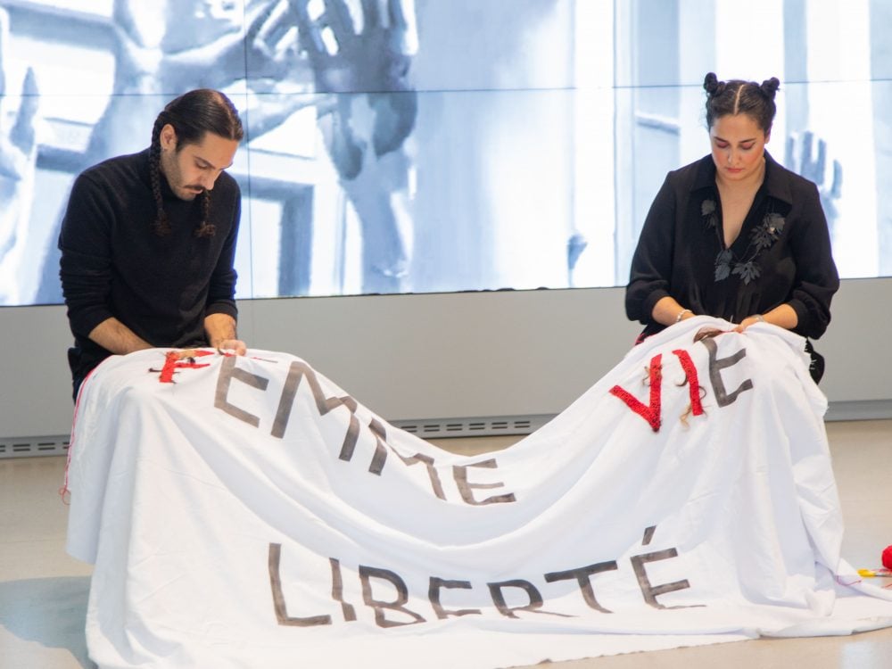 Alireza Shojaian, a sinistra, e Niyaz Azadikhah durante la performance al Centre Pompidou di Parigi