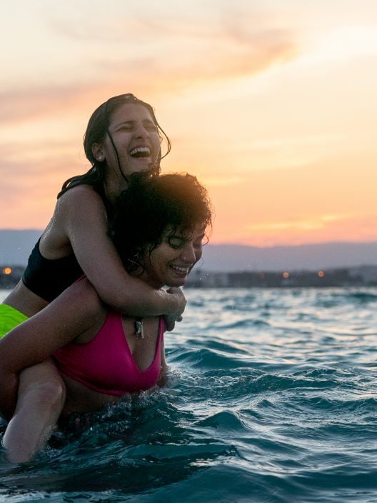 Le nuotatrici: La vera storia di Yusra Mardini e della sorella Sara in un film Netflix