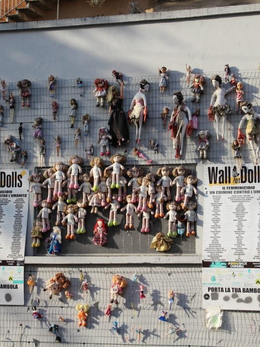 Wall of Dolls: l’opera che denuncia la violenza di genere in città