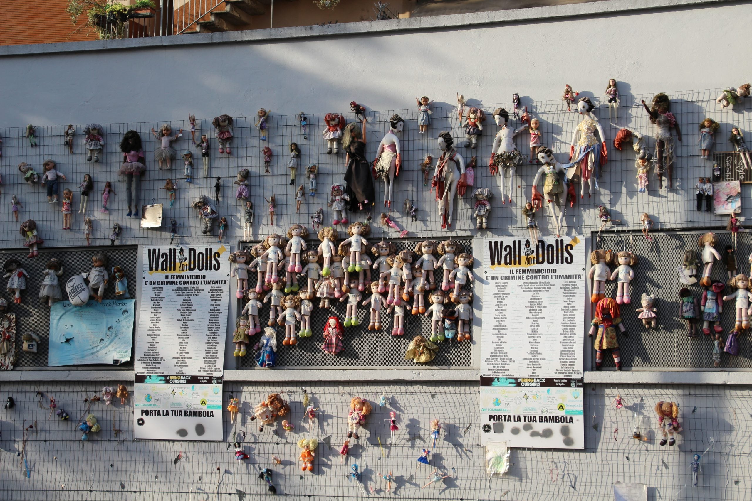 Wall of Dolls: l’opera che denuncia la violenza di genere in città