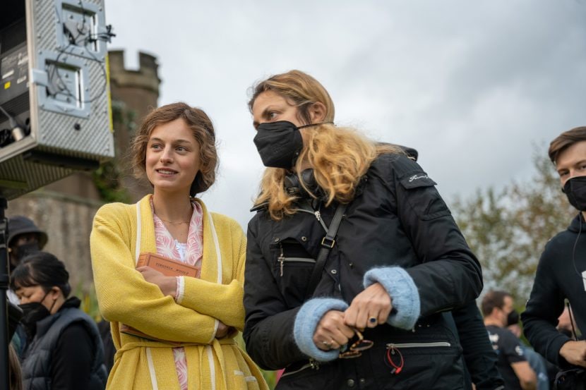 Emma Corrin e la regista Laure de Clermont-Tonnerre sul set del film L'amante di Lady Chatterley.