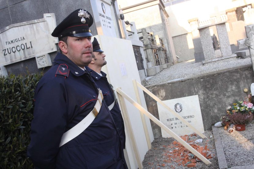 Il loculo da cui è stata trafugata la salma di Mike Bongiorno.