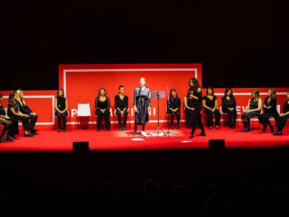 Il collettivo Senza giri di boa durante il riadattamento teatrale del libro