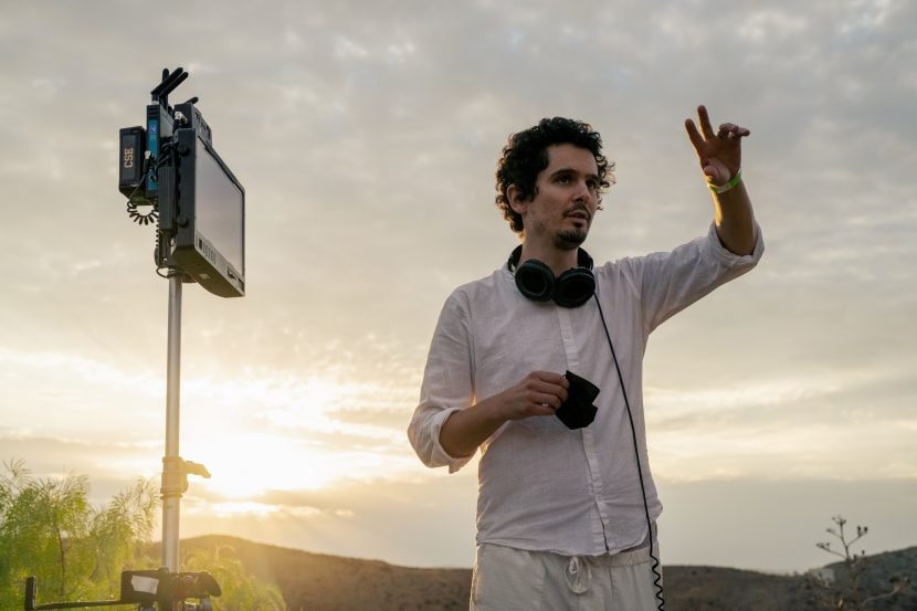 Il regista Damien Chazelle sul set del film Babylon.