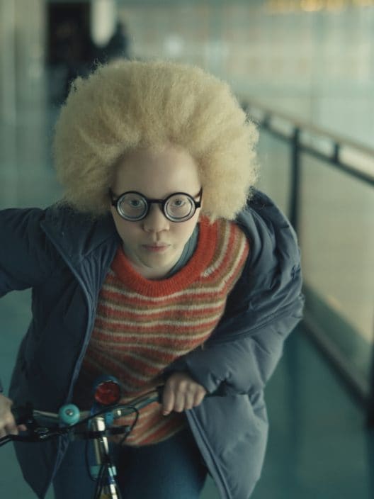 Hawa: Su Prime Video un film sulla forza di autodeterminazione di un’adolescente nera albina