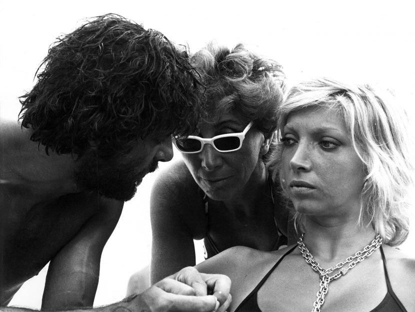 Giancarlo Giannini, Lina Wertmüller e Mariangela Melato sul set di Travolti da un insolito destino.