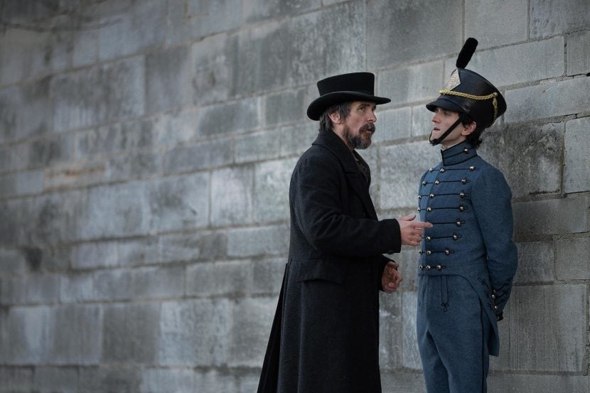 Christian Bale e Harry Melling in una scena del film Netflix The Pale Blue Eye - I misteri di West P