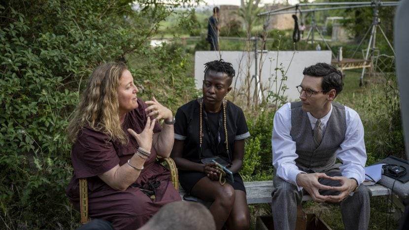 La showrunner Anna Winger con l'attore Cory Michael Smith sul set di Transatlantic.