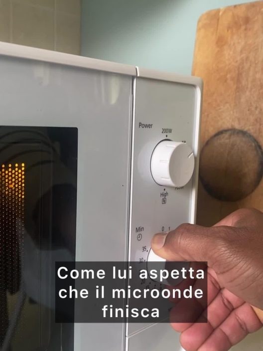 Come lei aspetta che il microonde finisca vs lui