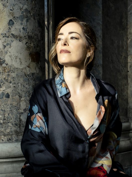 Ilaria Pilar Patassini: “Ma dove sta scritto che le donne devono essere piccole e fragili?” – Intervista esclusiva