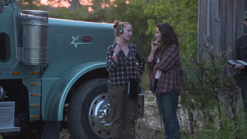 La regista Anna Gutto e l'attrice Juliette Binoche sul set del film Prime Video Paradise Highway.