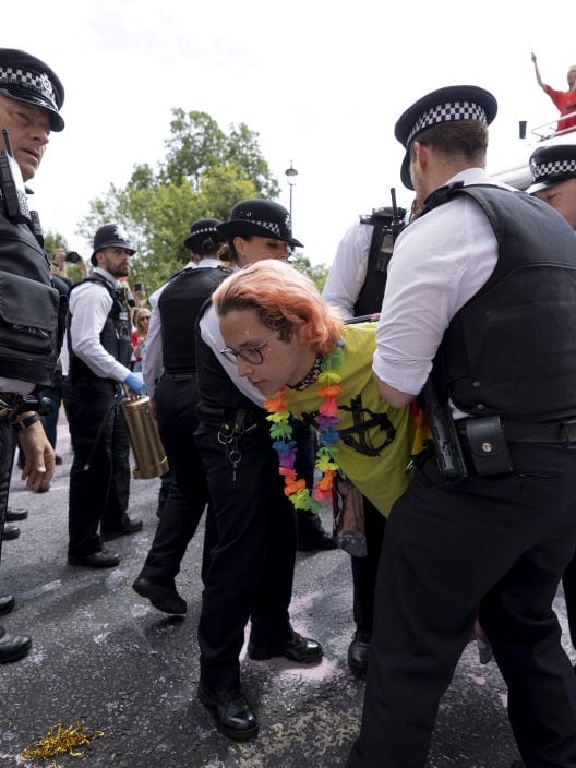 Gli attivisti ambientali al Pride di Londra: “non accettate finanziamenti dalle aziende inquinanti”