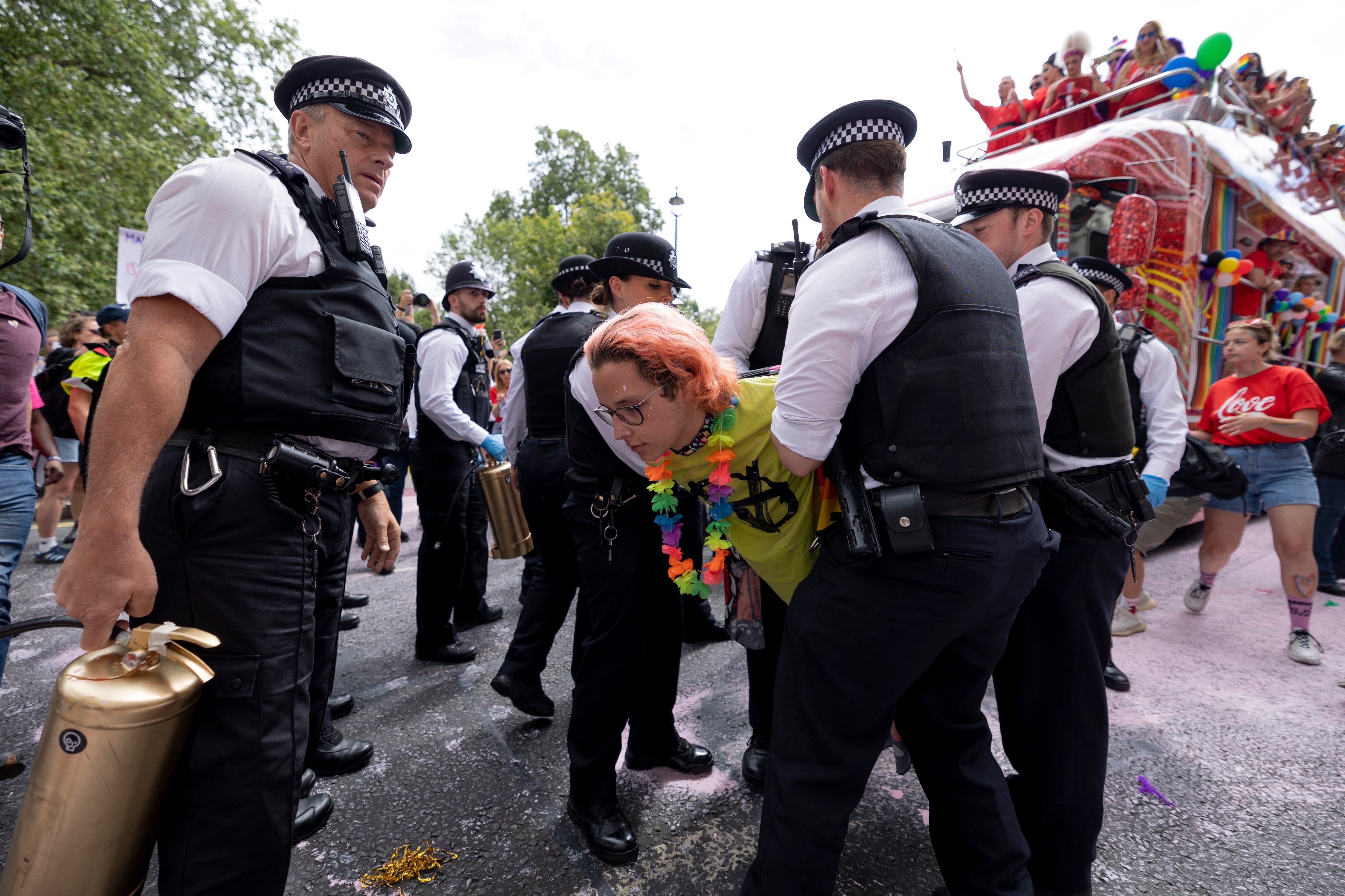 Gli attivisti ambientali al Pride di Londra: “non accettate finanziamenti dalle aziende inquinanti”