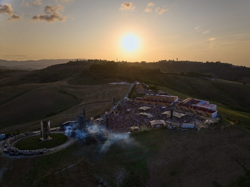 Il tramonto al Teatro del Silenzio durante il Corona Sunsets Festival World Tour.