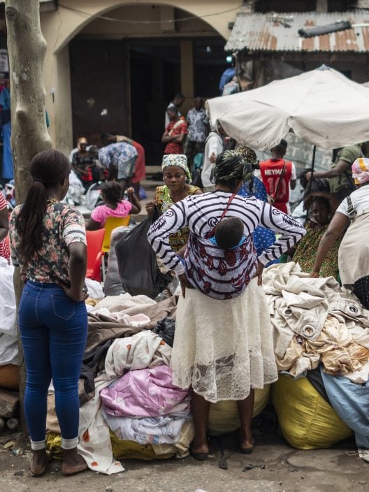 Il (tragico) impatto ambientale e sociale del fast fashion