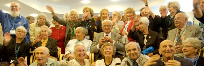 Il vero Nicholas Winton con i "bambini" che ha salvato.