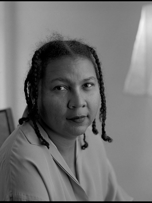 Decolonizzare lo sguardo per capire il mondo: chi era bell hooks e perché rileggerla oggi