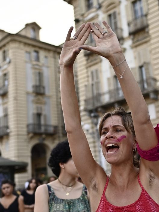 “Se domani non torno, distruggi tutto”: la poesia di Cristina Torres Cáceres diventa il manifesto contro il femminicidio