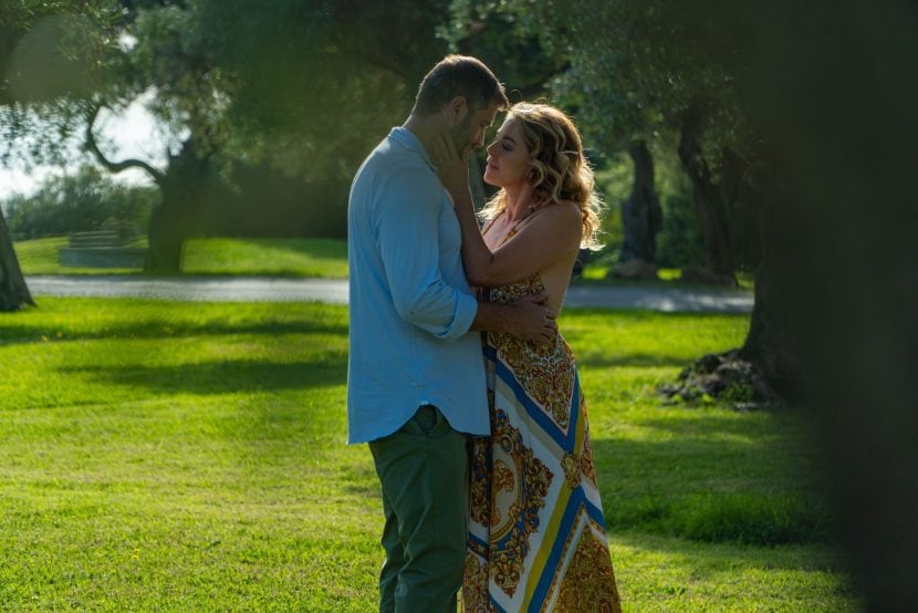 Tony Schiena e Claudia Gerini in una scena del film Sicilian Holiday.