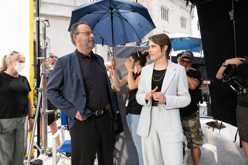 Jean Reno e Martina Avogadri sul set del film Netflix Lift.