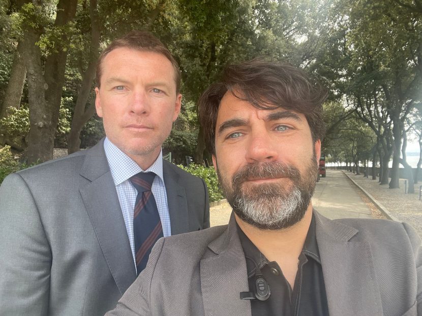 Sam Worthington e Stefano Skalkotos sul set del film Netflix Lift.