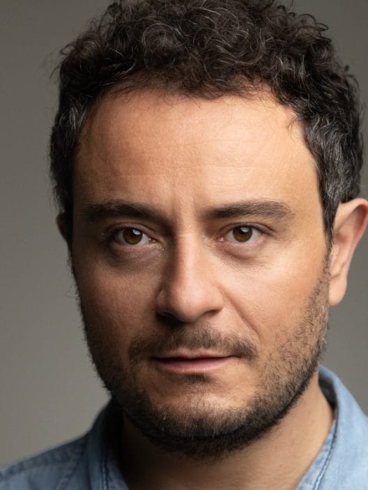 Alessio Praticò: “Il teatro, lo specchio dell’essere umano e i cerchi che vanno chiusi” – Intervista esclusiva