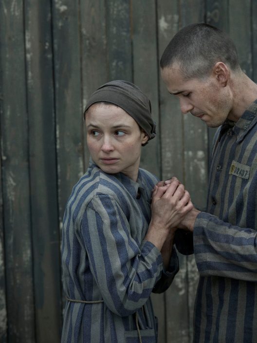 Il tatuatore di Auschwitz: L’amore dove regna l’orrore nella nuova serie tv Sky